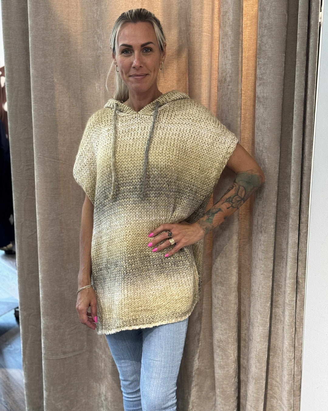 Strik vest med hætte