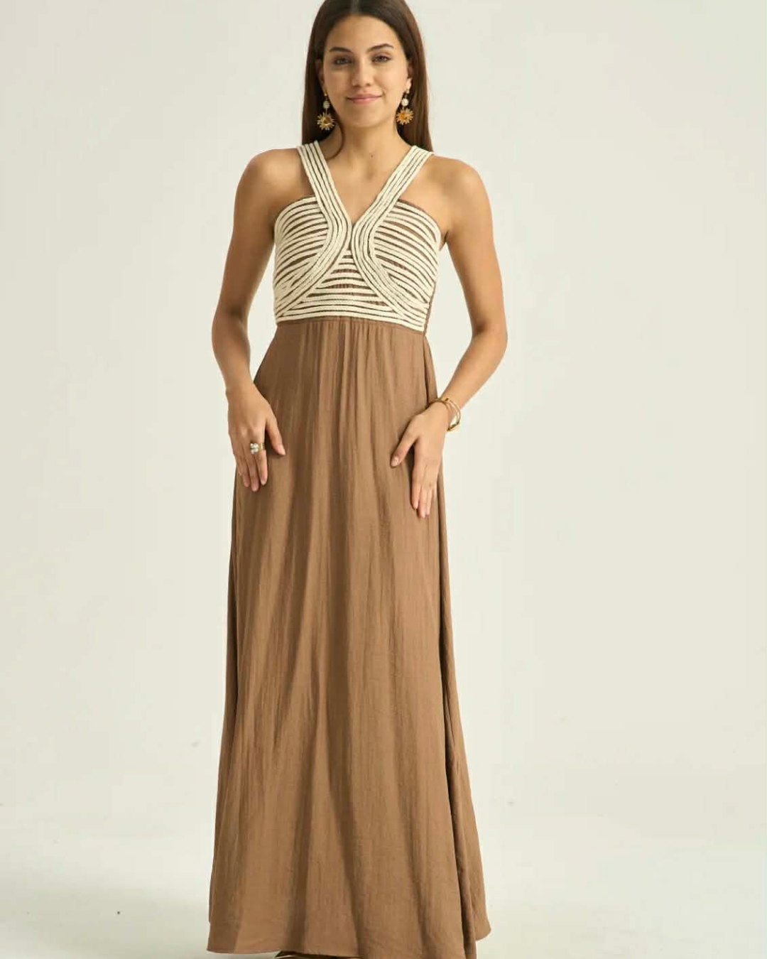 Kjole med detaljeret udskæring